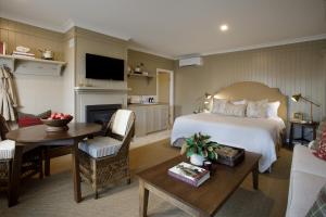 谭伯连山Verandah House Country Estate的一间卧室设有一张床和一间客厅。