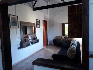 拉夫里尼亚斯Sítio Vista da Serra的客厅配有两张沙发和一台电视