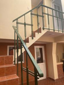 苏克雷La Negrita Host的绿色栏杆的房子里一套楼梯