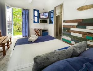 阿布拉奥Pousada Costa Verde的一间带大床和电视的卧室