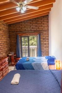 迪坡斯特兰CASA ANTARES的一间卧室设有蓝色的床和窗户。