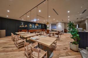 松山Hotel Lepo Chahal的用餐室配有木桌和椅子
