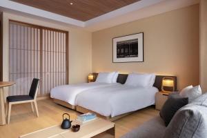 二世古Setsu Niseko的酒店客房,配有床和沙发