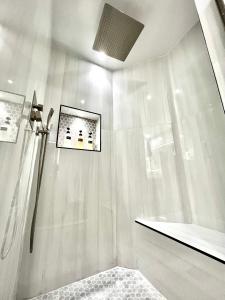 阿瓦隆Modern Hamilton Cove Villa w/golf cart的带淋浴的浴室和墙上的照片