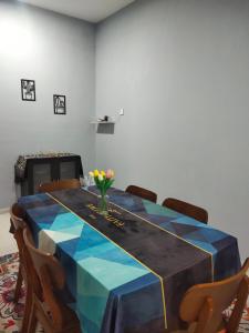 科亚D'Nenas Homestay Kijal的一张蓝色桌子,上面有花瓶