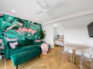 MoffatdaleLusso Retreats的客厅配有绿色沙发和桌子