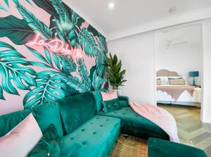 MoffatdaleLusso Retreats的客厅配有绿色沙发和木叶壁画
