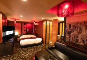 广岛Hotel Apricot (Adult Only)的一间卧室配有一张床和一台平面电视