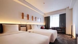 仙台全日空仙台假日酒店的酒店客房配有两张床和一张书桌