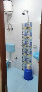 甘托克Hotel Ridgeway的浴室配有蓝色水槽和卫生间。