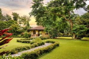 索拉哈绿色庄园丛林度假村的一座带花园的房屋,花园设有通往房屋的石道