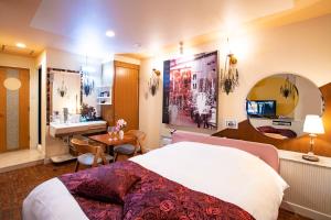 广岛Hotel Apricot (Adult Only)的一间酒店客房 - 带一张床和一间浴室