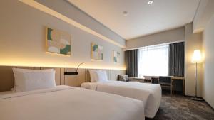 仙台全日空仙台假日酒店的酒店客房配有两张床和一张书桌