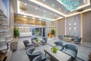 岘港Nguyen Gia Hotel的大堂,设有桌椅