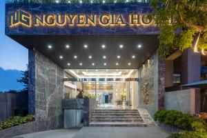 岘港Nguyen Gia Hotel的带有Ucoxiven节庆酒店标志的酒店入口