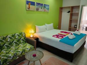 南迪Nadi Fancy Hotel的酒店客房,配有床和沙发