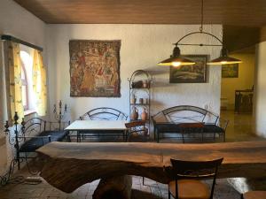 EniseliChateau Eniseli的用餐室配有大型木桌和椅子