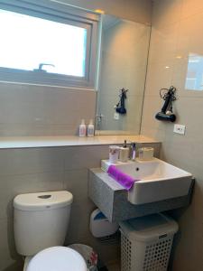 马尼拉Le Maisse Executive Studio 1BR opp Okada的一间带水槽和卫生间的浴室以及窗户。