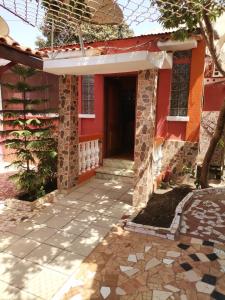比绍HOTEL BADINCA Alojamento Low Cost in Bissau avenida FRANCISCO MENDES的房屋,有一条通往前门的通道