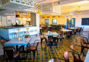 海得拉巴Bloom Hotel - Gachibowli的餐厅内带桌椅的用餐室