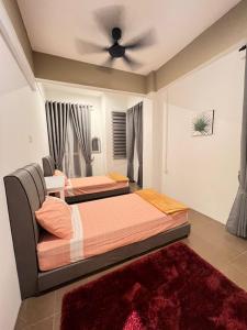 瓜拉丁加奴Pillow Home Town City的卧室内的两张床,配有吊扇