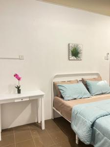 瓜拉丁加奴Pillow Home Town City的一间卧室配有一张床和一张白色的书桌