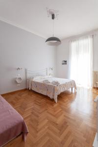 罗马Il Melograno Holiday House的白色客房 - 带床和木地板
