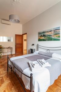 罗马Il Melograno Holiday House的一间卧室配有一张床,上面有两条毛巾