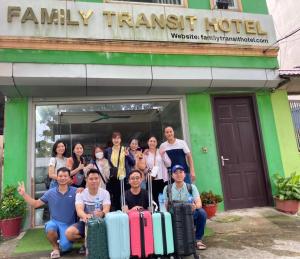 Thach Loi家庭过境酒店的一群人带着行李摆上一张照片