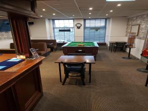 布莱克浦OYO The Shores Hotel, Central Blackpool的一间会议室,内设台球桌和一张书桌