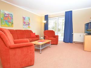 巴贝Ferienwohnungen Schulte的客厅配有沙发、两把椅子和电视