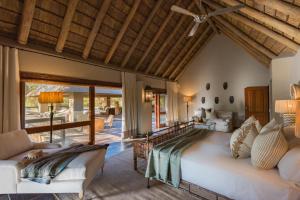 提姆巴瓦提禁猎区Simbavati River Sands的一间带大床的卧室和一间客厅