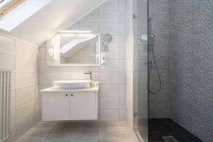 尼赖吉哈佐Villa Rose Garden的白色的浴室设有水槽和淋浴。