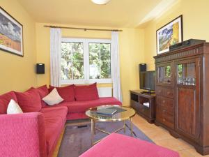 奥斯赛拜-塞林Haus am See - Apt. 01的客厅配有红色沙发和电视