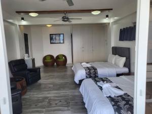波尔多·格尼拉马娜拉海景度假酒店的酒店客房,配有两张床和椅子