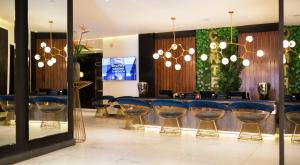 塔那那利佛Le Centell Hotel & Spa的一间在房间内设有蓝色酒吧凳子的餐厅