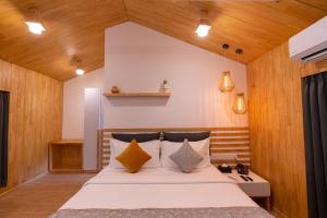 哥印拜陀DARZA LUXURY RESORTs的一间卧室配有一张带木墙的大床
