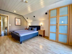 布伦Almehof Thöne的一间铺有木地板的大卧室,配有一张床