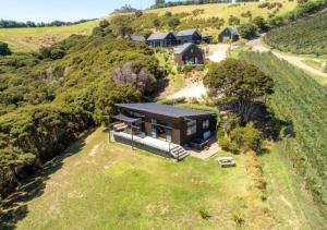 Te Whau BayThe Cottage at Te Whau Retreat的山丘上房屋的空中景致