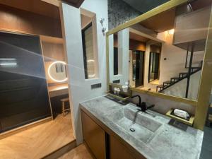 梳邦再也Family 15 Pax Corner Lot House / Free WiFi的一间带水槽和大镜子的浴室