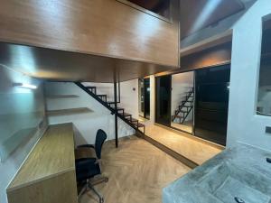 梳邦再也Family 15 Pax Corner Lot House / Free WiFi的客房设有楼梯、桌子和椅子。