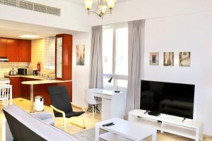 迪拜Unified Vacation Homes-Spacious Studio in lush green Motor City的客厅配有沙发和桌子
