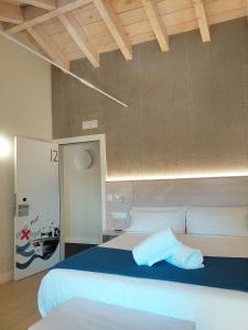 菲尼斯特雷特马迪克多班科阿祖尔旅馆的一间卧室配有一张带蓝色毯子的大床