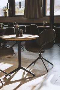 盖洛斯DAS GERLOS - Boutique Hotel的桌子和椅子
