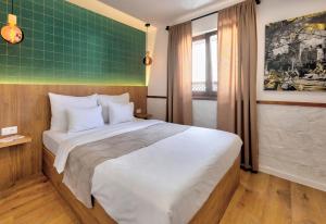 莫斯塔尔Hotel Sinan Han的一间卧室设有一张大床和绿色的墙壁