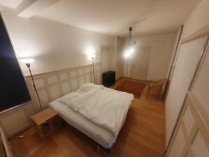苏黎世Sonnegg Guest Rooms Inh M Bisegger的卧室配有白色的床