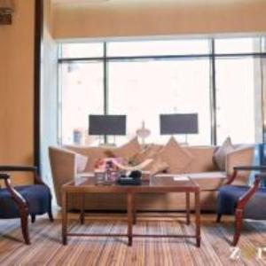 阿可贺巴扎拉大洲酒店的带沙发和咖啡桌的客厅