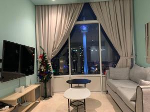 吉隆坡De Sky Suites KLCC Kuala Lumpur的带沙发和大窗户的客厅