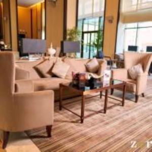 阿可贺巴扎拉大洲酒店的带沙发和咖啡桌的客厅