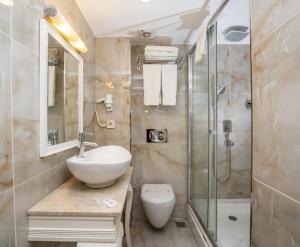 伊斯坦布尔Topkapi Old City Kensington Hotel ISTANBUL的一间带水槽和淋浴的浴室